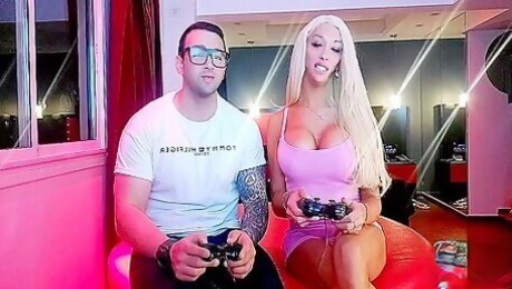 Barbie Anderson Trans Argentina Juego A La Play Con Mi Primo Y Me Coje Porque Pierdo 19 Min - Teaser Video