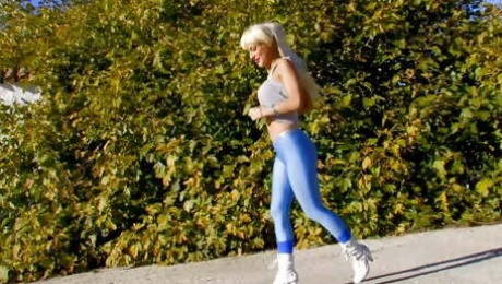 Blonde exercises outdoors and fucks stranger