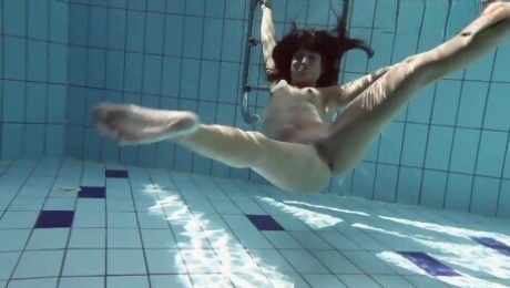 Underwater Show featuring GF's pool girl xxx